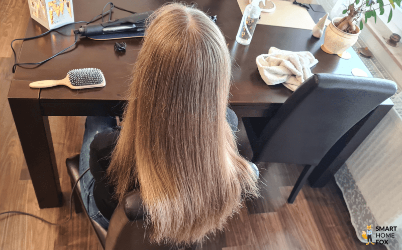 Видны волосы после укладки с помощью стайлера GHD Duet.